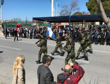 Πλήθος κόσμου στην στρατιωτική και μαθητική παρέλαση της 25ης Μαρτίου στα Χανιά (φωτό, βίντεο)